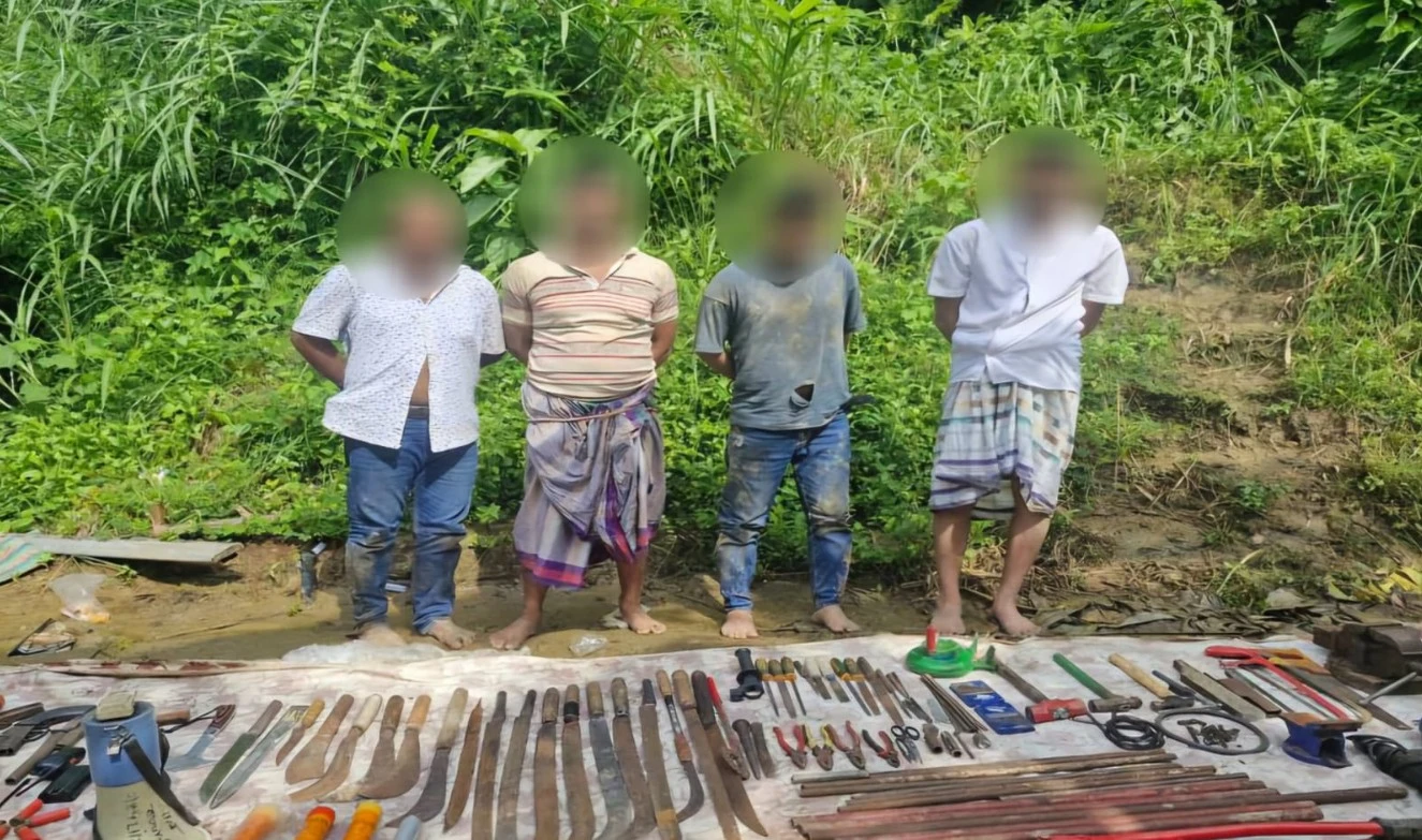 চট্টগ্রামের সীতাকুন্ডে দেশীয় অস্ত্রের কারখানার সন্ধান: অস্ত্র ও গোলাবারুদ সহ আটক ৪